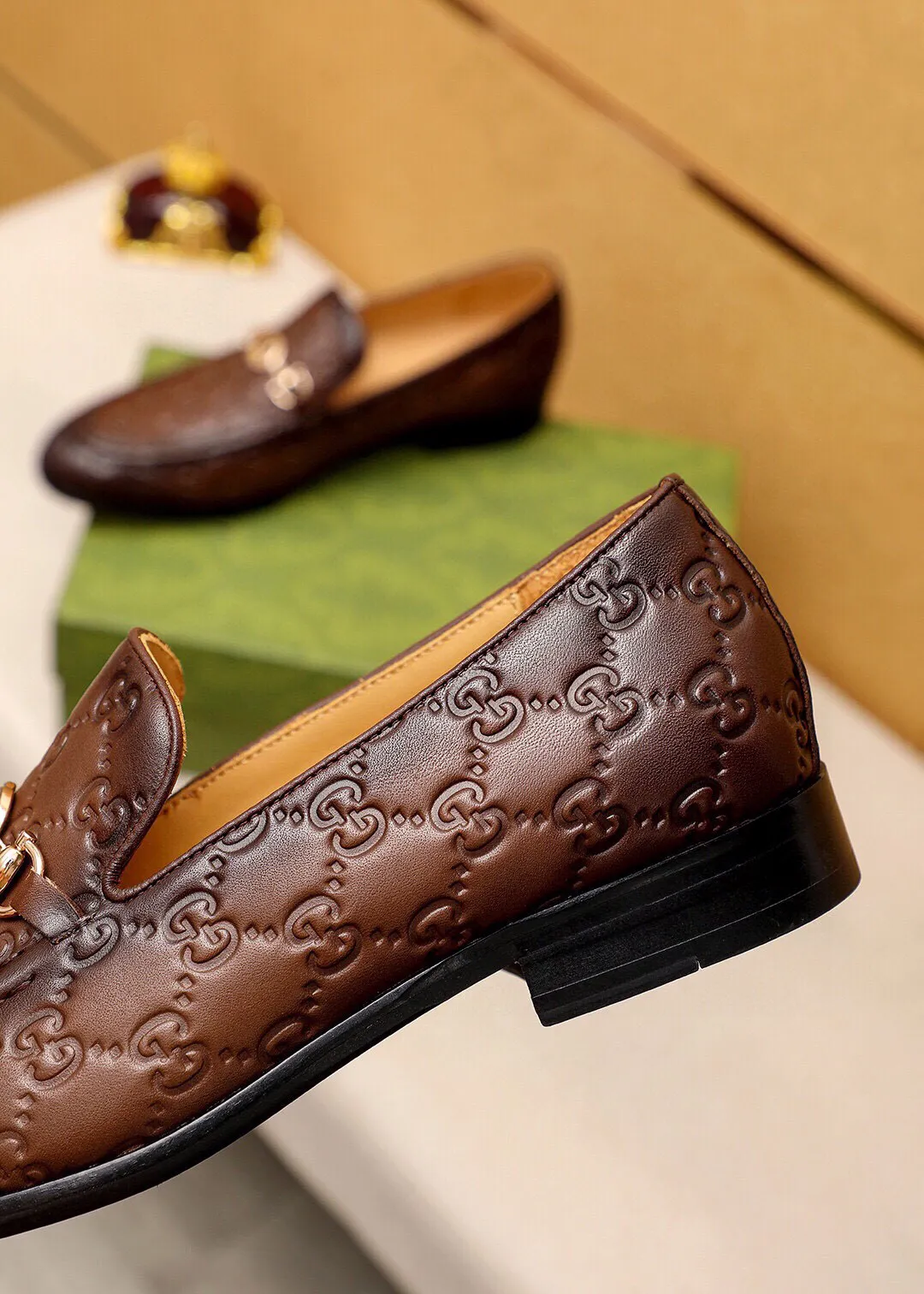 Men's shoes 💰520 💐 Product trademark: GUCCI "Gucci" casual leather shoes Regular size: 39-44 (38.45🉑️customized) Product materials: Selected imported first-layer calfskin embossed upper + luxury hardware buckle, imported water-dyed cow leather lining. Strong three-dimensional visual effect, original combination outsole Color: 3⃣️colors available